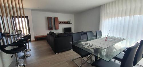a dining room with a glass table and black chairs at Sweet Home in Painzela