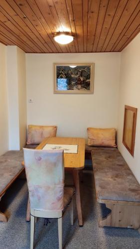 ein Esszimmer mit einem Tisch und 2 Stühlen in der Unterkunft Apartmaji BOHINJ in Bohinj