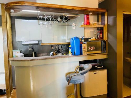 eine Küche mit einer Spüle und einer Arbeitsplatte in der Unterkunft 1 Bedroom beautiful condo across Iloilo Esplanade in Iloilo City