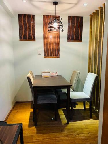 - une table à manger et des chaises dans une pièce dans l'établissement 1 Bedroom beautiful condo across Iloilo Esplanade, à Iloilo
