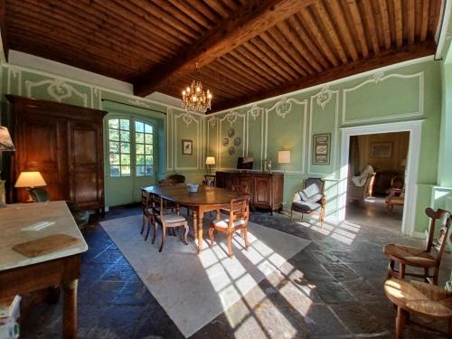 - une salle à manger avec une table et des chaises dans l'établissement Le Clos Saint Guilhem, à Gerzat