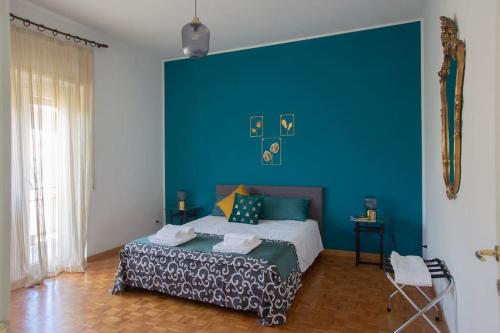 um quarto azul com uma cama e uma parede azul em Home Bernadette em Roma