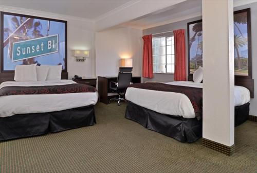 Een bed of bedden in een kamer bij Americas Best Value Inn Hollywood