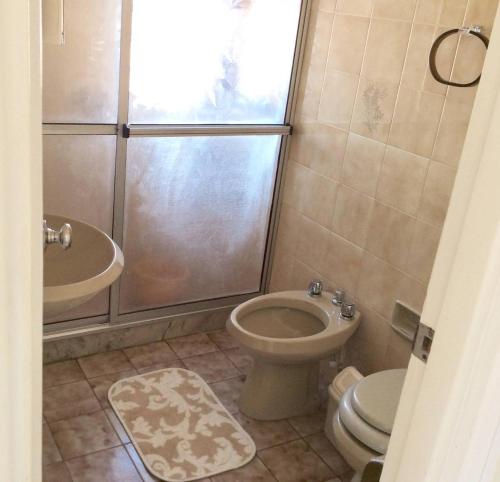 een badkamer met een douche, een toilet en een wastafel bij ap frente mar Península Punta Del Este in Punta del Este