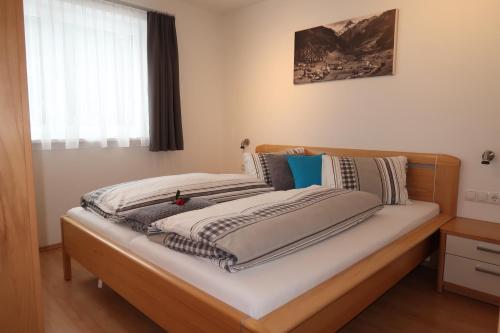 ガシュルンにあるAppartement Bergzeitのベッドルーム1室(白いシーツ付きのベッド1台、窓付)