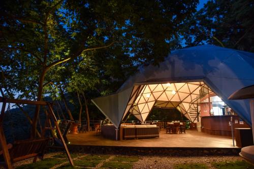 Jardin de l'établissement Trekker Glamping - EcoLodge Boutique