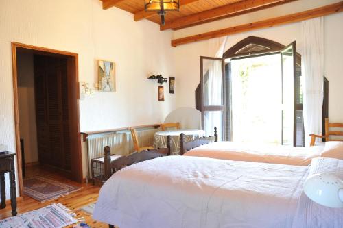 een slaapkamer met 2 bedden en een raam bij CASA IRENE in Kakopetria