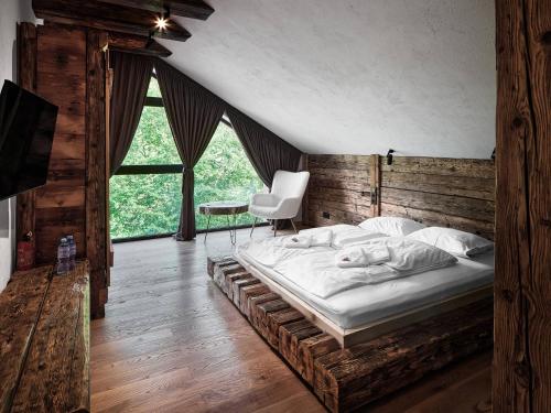 sypialnia z dużym łóżkiem z drewnianym zagłówkiem w obiekcie Poczuj Spokój Szczyrk - Free Sauna & Balia w Szczyrku