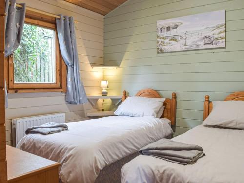 Postel nebo postele na pokoji v ubytování Marros Hill Log Cabin