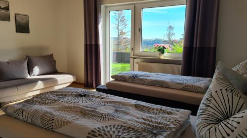 Postel nebo postele na pokoji v ubytování Moderne Ferienwohnung mit eigenem Garten und traumhaften Blick