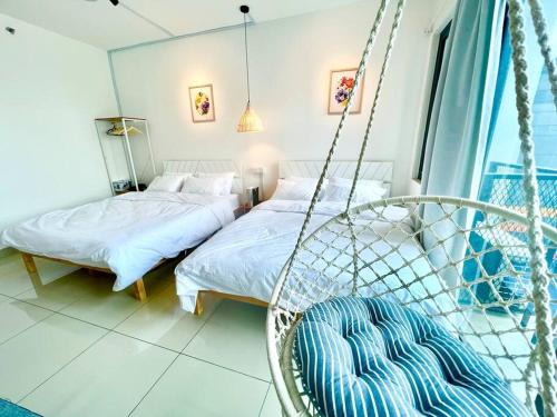 duas camas num quarto com baloiço em C 1-5 Pax Cozy home Studio 3Bed WIFI&TV Trefoil Setia Alam SCCC em Setia Alam