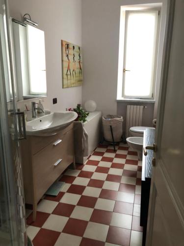 baño con 2 lavabos y suelo a cuadros en Nel Giardino di Ester B&B, en Barile