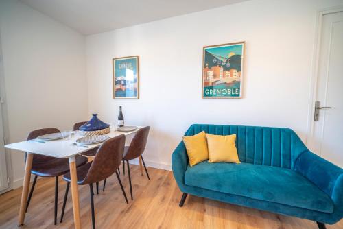 sala de estar con sofá azul y mesa en 3 chambres - 6 couchages - Vue imprenable, en Saint-Martin-dʼHères