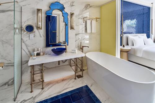 Una cama o camas en una habitación de Rixos Premium Saadiyat Island - All Inclusive