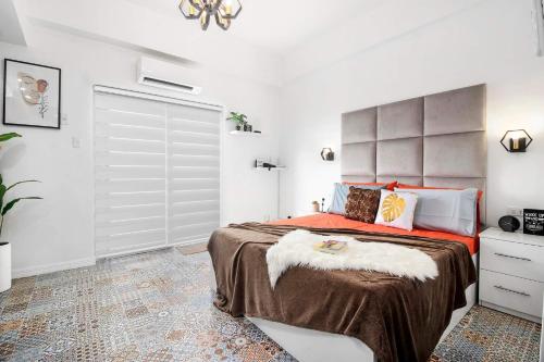 1 dormitorio con 1 cama grande y armario en Hyllia by J&J (Near Airport . Wifi . Netflix ), en Pusok