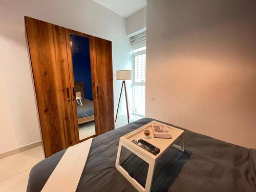 Postel nebo postele na pokoji v ubytování Stunning Space with Full Marina View