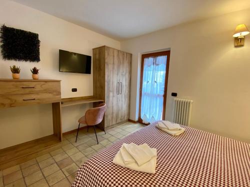 バッレーアにあるResidence Orto di Venanzioのベッドルーム(ベッド1台、デスク、テレビ付)