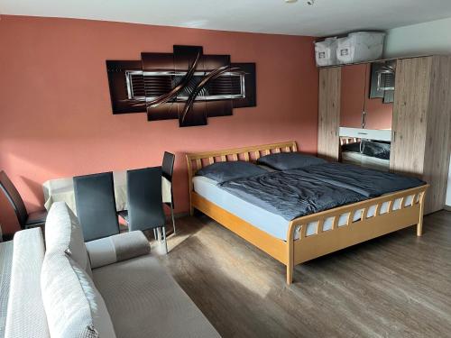 1 dormitorio con 1 cama y 1 sofá en schönes Apartment mit Festungsblick - FREE Parking -, en Würzburg