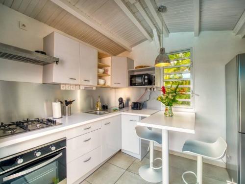 Kuchyň nebo kuchyňský kout v ubytování Appartement Domi Caraïbes confortable avec une piscine chauffée et sécurisée par un filet, une citerne tampon pour faire face aux coupures d'eau, accès Netflix