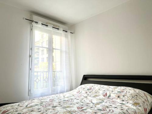 a bedroom with a bed and a window at Appartement • Paris/Disney • 1 Min Gare in Bussy-Saint-Georges