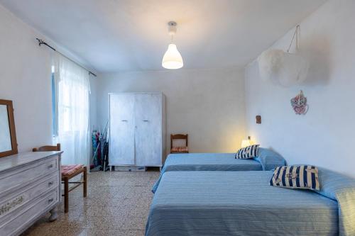 1 dormitorio con 2 camas y vestidor en Heart House Maremma, en Farnese