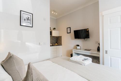 Televisyen dan/atau pusat hiburan di Sweet Suites Lytham