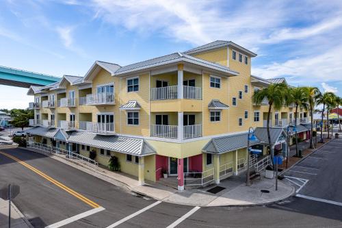 ein gelbes Gebäude auf einer Straße mit einer Straße in der Unterkunft Harbour House at the Inn 208 in Fort Myers Beach