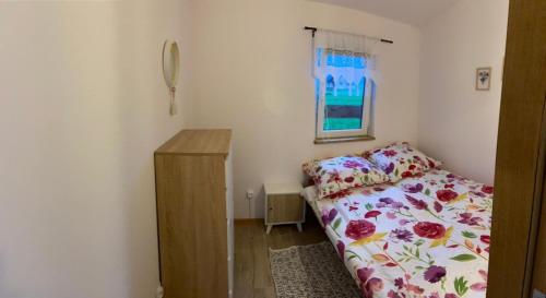 Ein Bett oder Betten in einem Zimmer der Unterkunft Domki letniskowe Nad Łąkami