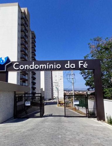 een poort met een bord dat staat voor condulum de fa bij Loft - Condomínio da Fé - Canção Nova in Cachoeira Paulista