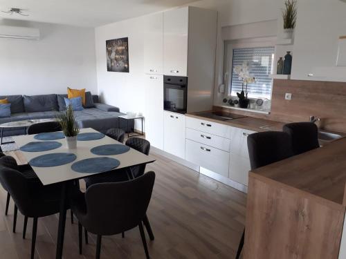 Kuchyňa alebo kuchynka v ubytovaní Adria-Appartment-Island-Vir #sea #beach #wifi #privateparking #netflix