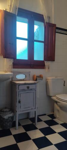 アルネディリョにあるCasa termas de Arnedilloのバスルーム(洗面台、トイレ付)、窓が備わります。
