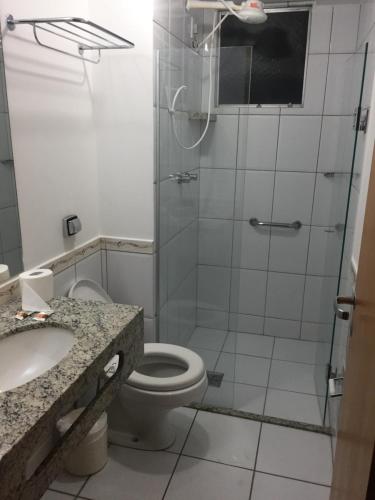 a bathroom with a shower and a toilet and a sink at ÁGUAS DA SERRA- Rio Quente-GO APTO 2 Qtos particular- in Rio Quente