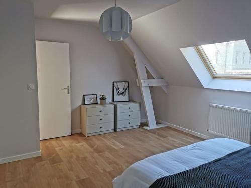 una camera bianca con un letto e una finestra di Maison cosy entre Paris Rouen et Deauville a Pont-de-lʼArche