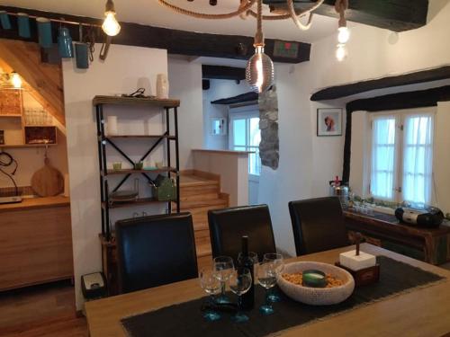 ein Esszimmer mit einem Tisch und einer Schüssel darauf in der Unterkunft Keltike apartman in Nagybörzsöny