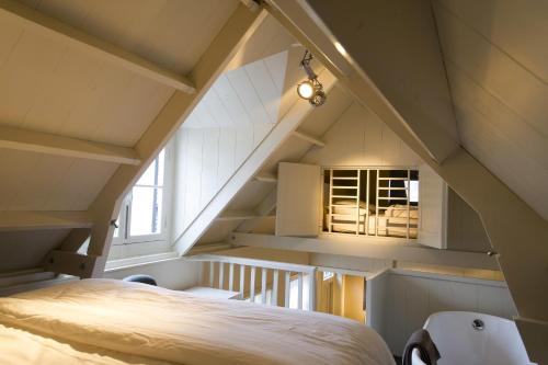 Habitación en el ático con cama y ventana en Waterland Vakantiehuis, en Monnickendam