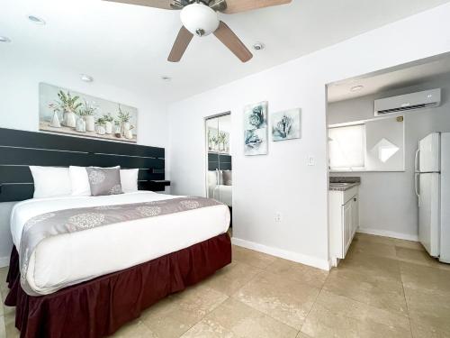 1 dormitorio con 1 cama y ventilador de techo en The Starfish en Hollywood