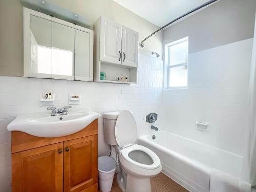 好萊塢的住宿－The Starfish，浴室配有盥洗盆、卫生间和浴缸。