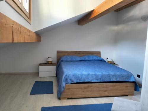 SirorにあるCasa Caterinaの青い毛布が掛けられたベッドのある寝室