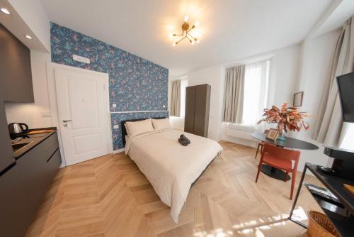 een slaapkamer met een bed en een tafel. bij CASA Room Apartments Diaz 8 in Trieste