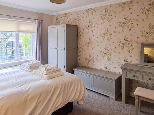 um quarto com uma cama, uma cómoda e uma janela em Marrion House em Middleton