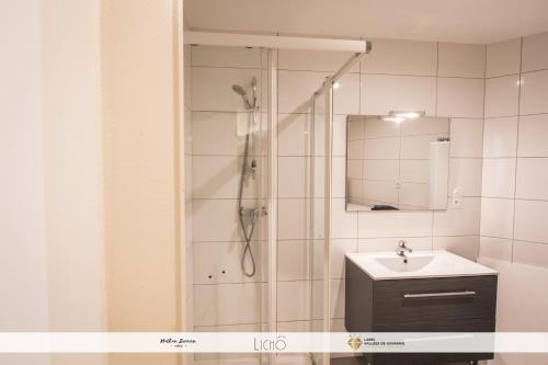 Un baño con ducha, lavabo y espejo. en Maison Planté a1, en Argelès-Gazost