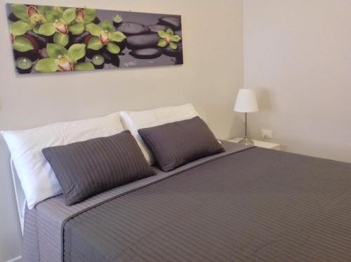 a bedroom with a bed and a painting on the wall at Pescara Center Apartment in Pescara