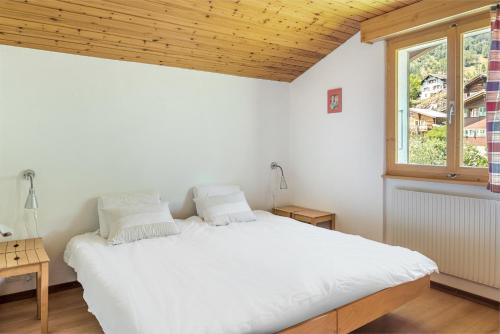 FieschertalにあるAuf der Marchのベッドルーム(白いベッド1台、窓付)