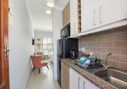 Dapur atau dapur kecil di Sea Breeze Apartments