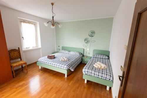 um quarto com duas camas e uma janela em Villa Villi em Terlago