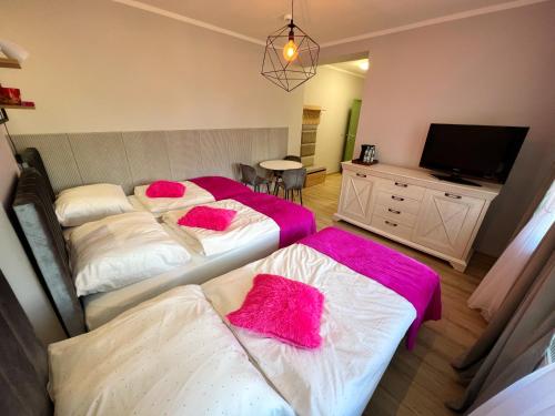 Cama o camas de una habitación en Pokoje Pod Mniszkiem