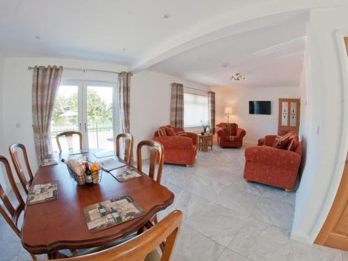 TV a/nebo společenská místnost v ubytování Maple Cottage
