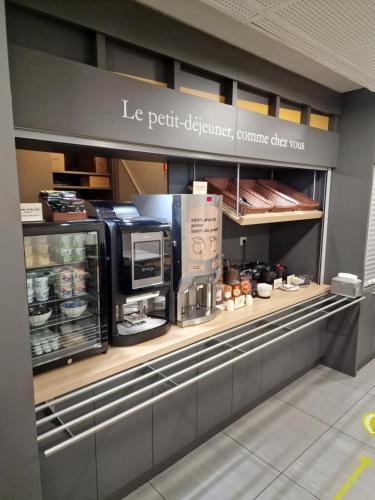 uma cozinha com um balcão e um micro-ondas em B&B HOTEL Corbeil-Essonnes em Corbeil-Essonnes