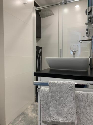 baño con lavabo y encimera con espejo en Luxe Baltic Sunset, en Międzyzdroje