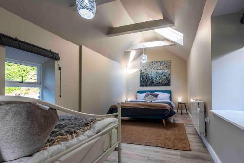 um quarto com uma cama e uma janela em The Rose Suite Kenmare em Kenmare